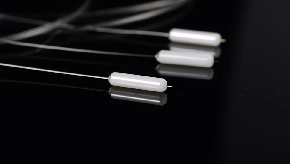 Queue de fibre avec embout saillant et revêtement antireflet