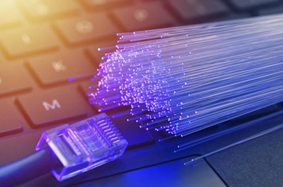 Fibre à lentille dans le monitoring des réseaux optiques