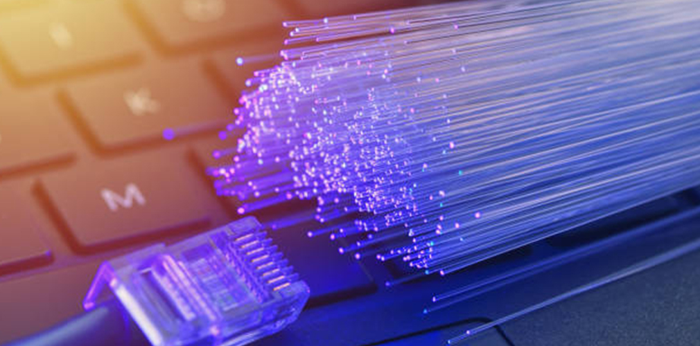 Fibre à lentille dans la surveillance des réseaux optiques