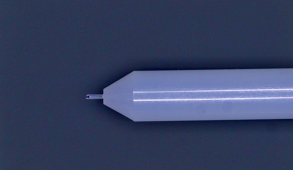 Assemblage de fibre lentillée avec ferrule